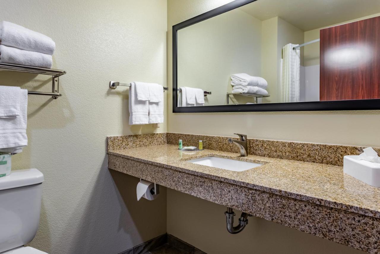 Cobblestone Hotel & Suites - Hutchinson Εξωτερικό φωτογραφία