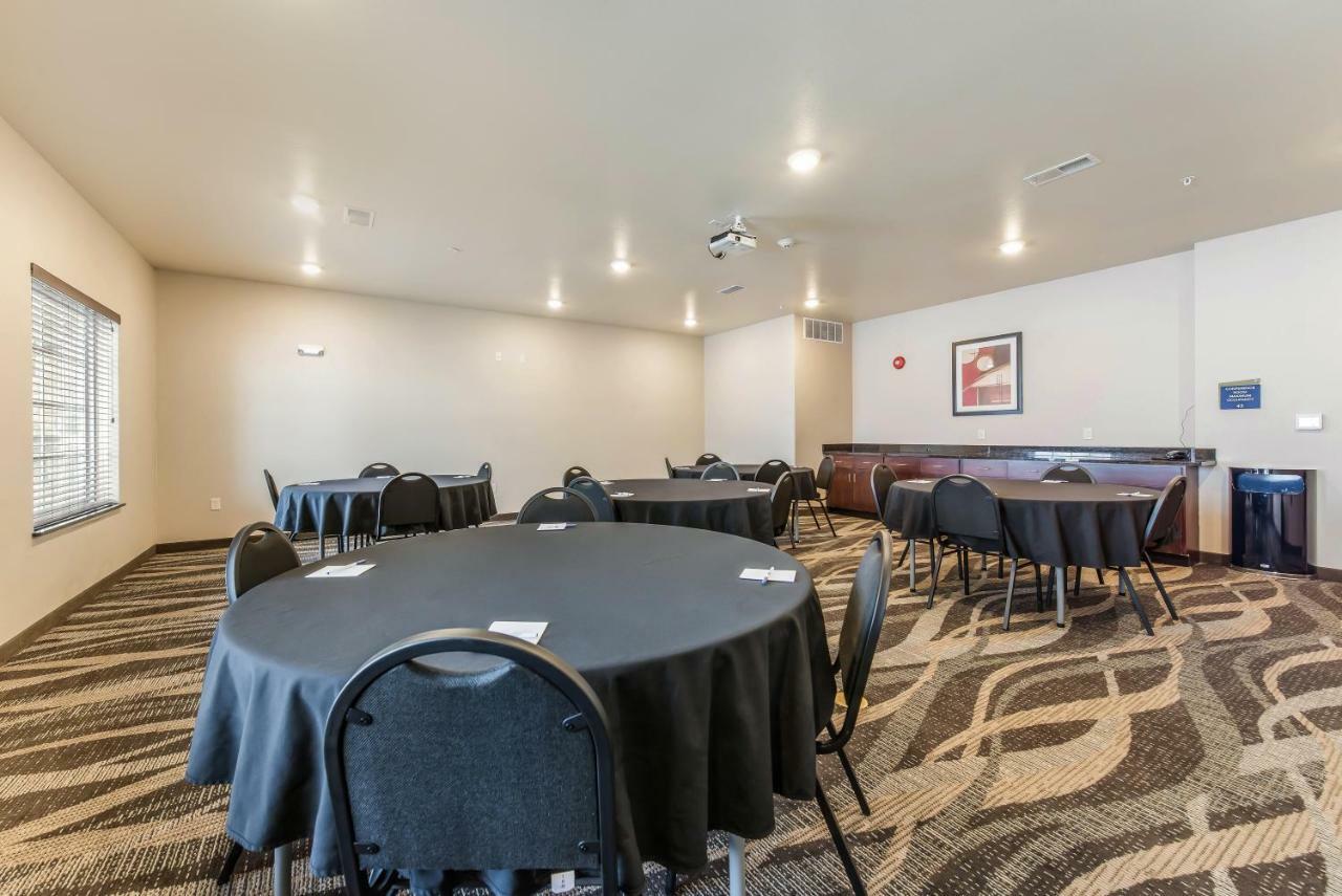 Cobblestone Hotel & Suites - Hutchinson Εξωτερικό φωτογραφία